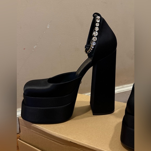 Black Versace platform heels.
Size 10 - Picture 3 of 7